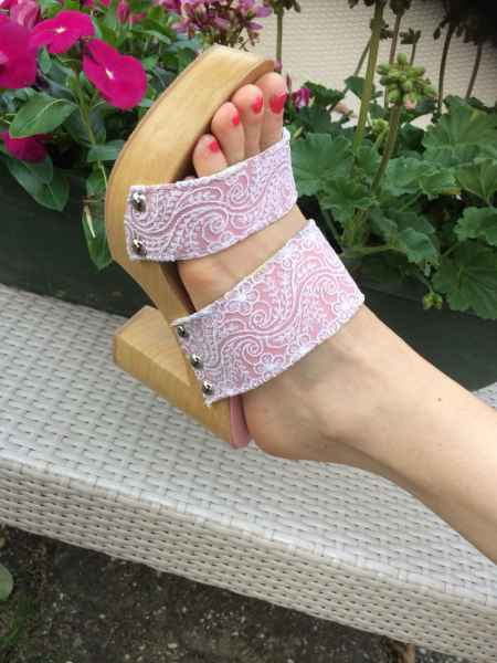 zoccoli donna 2021 indossati rosa con pizzo tacco medio in legno calzoleria la rapida 