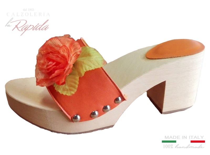 Zoccoli donna color corallo con decorazione floreale | LA RAPIDA