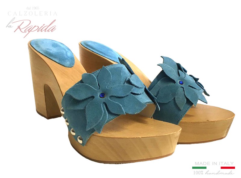 Zoccoli con Fiore in Pelle Camoscio Azzurra Tacco in Legno per l'Estate